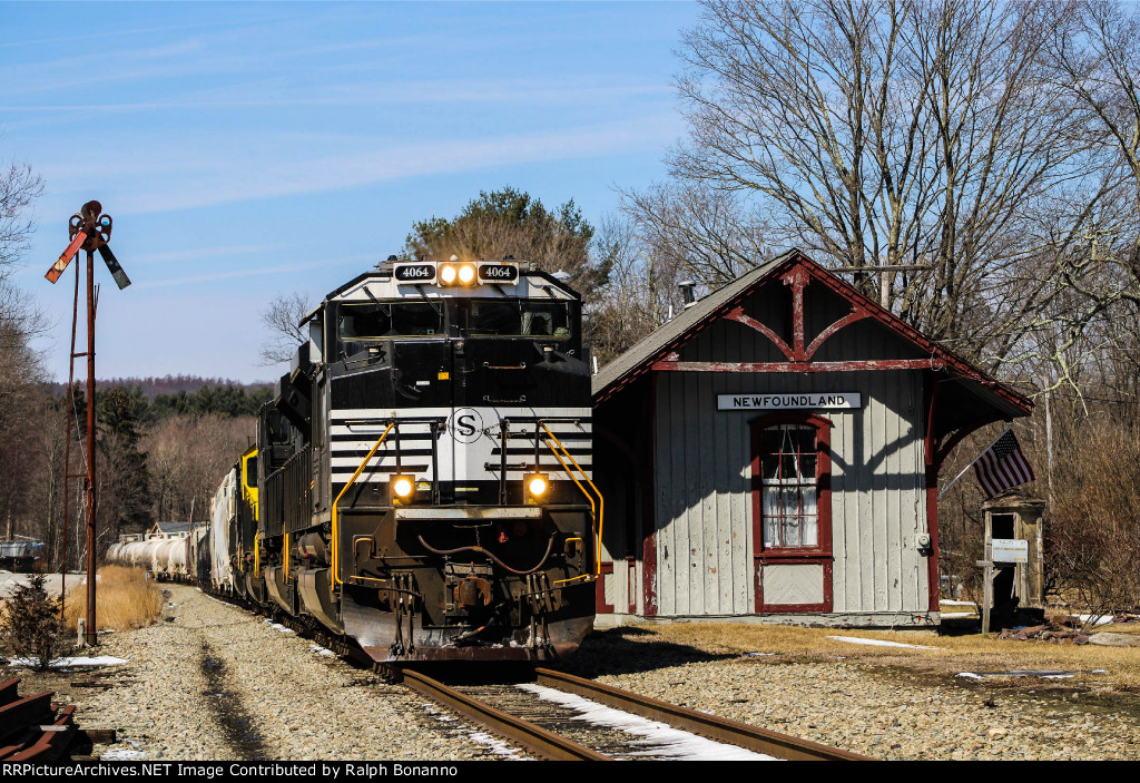 UntitleSU 100 rolls downgrade past the former NYS&W station d